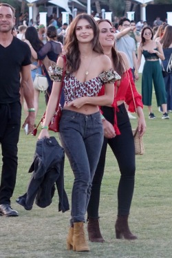 em-rata:    Emily Ratajkowski spotted out with friends at Coachella