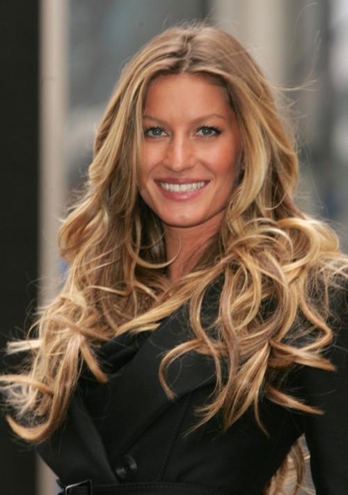 <p><strong><em>Super Model Gisele Bundchen Once Again Graces The Covers! </em></strong></p>
<p><em>Gisele Bundchen Is Not Just A Gorgeous Super Model. She Is A Mother Of Two, A Wife And Is Now Once Again Making Headlines… The 33 Year Old Super Model Has Just Been Awarded <strong>#Innovator</strong> <strong>Of The Year</strong> By</em><strong><em> "The Wall Street Journal!“ </em></strong><em>The Super *STAR* Model Was Just At The</em><strong><em> "Wall Street Journal” </em></strong><em>Awards Event.</em><em> As She Is On The November Cover Issue As The New Star Innovator. </em></p>
<p><em>It’s No Surprise That The Super Model Would Wear A Gorgeous Embelished Blue Dress With A Bit Of A Sexy Side On The Front. As The Dress Displayed A Long V-Neck Cut Across The Chest. Her Heels Where Clear And Had Triangle, Metal Tips. She Looked Absoutely Stunning. The 5