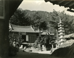 lovesouthkorea:  Temple in Korea: 1945 (by dok1) 