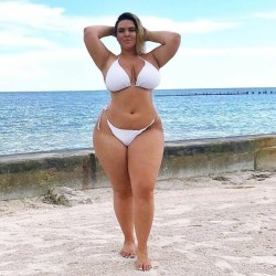 loverofthethickandcurvywomen:  