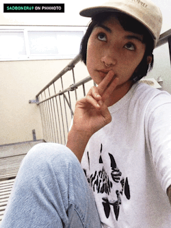 sadboner69:  Sitting outside taking gif selfies