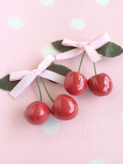 sushimoe:My cherry hair clips are so cute n.n~ 