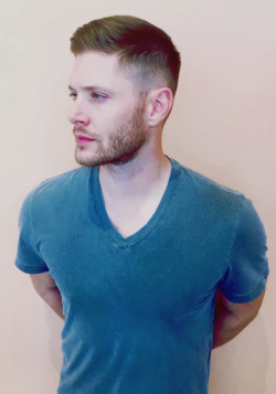 justjensenanddean:    Jensen Ackles sporting his new haircut [x]