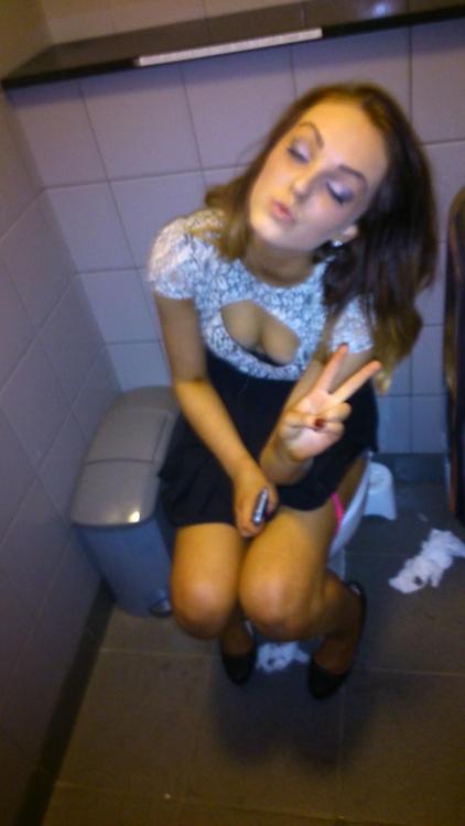 dimitrivegas:  Pooping girl 