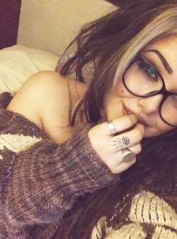 dreadsandacidheads:  Messy hair, glasses, comfy sweaters and
