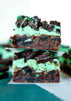 do-not-touch-my-food:  Fudgy Mint Oreo Brownies 