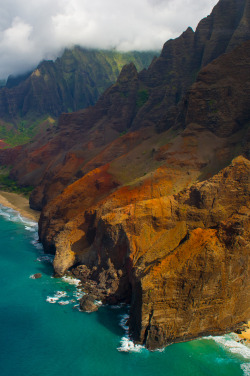 l-eth-e:  Na  Pali  Coast,  Kauai,  Hawaii  {Howard Ignatius}