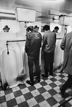 colecciones:The Clash members Mick Jones and Joe Strummer photographed