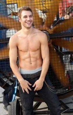 addicteroticthings:Ryan guzman shirtless