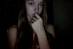oopsmynudes:  running off late night thoughts with low lighting
