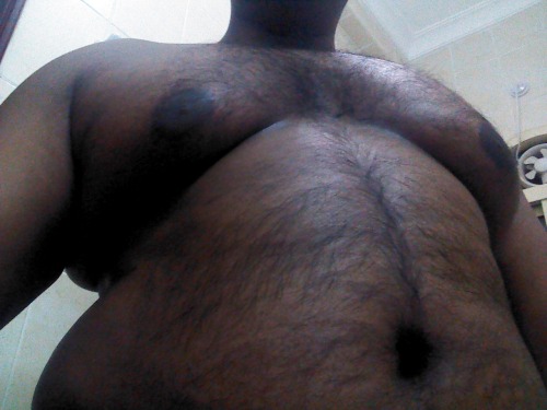 Look at Hardeep’s fat and uncut cock. Mmmmm …, it looks super hot and so suckable! 