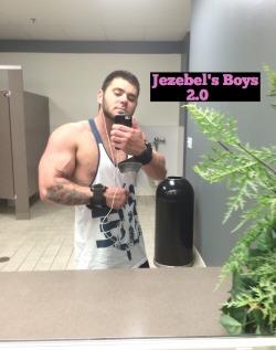 jboys20:  💕JEZEBEL SPECIAL EDITION💕  This muscle guy