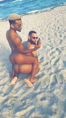 seacrit14:  deejpluto:  Where they at?  Cakes on cakes