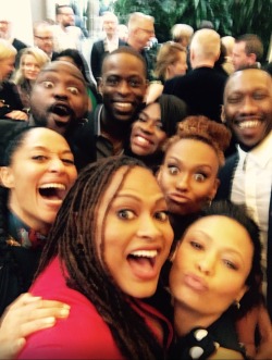 dynastylnoire:  frontpagewoman:Everyone wants to be in a picture