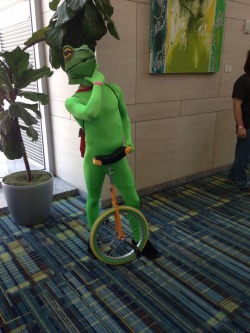 fanqueen15:  Somebody did a Dat Boi cosplay. When they were walking