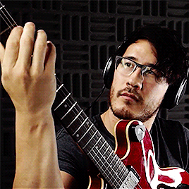 markired:  anyway, here’s wonderwall. (x)