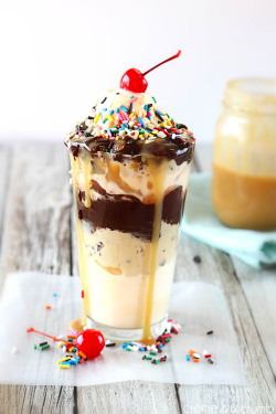 confectionerybliss:  Chocolate Chip Cookie Dough Hot Fudge Sundae