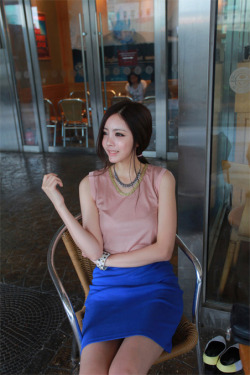 luckypost2:  Do Hoe Ji | shopping mall Fitting Modelhttp://www.luckypost.com/do-hoe-ji-shopping-mall-fitting-model-451/