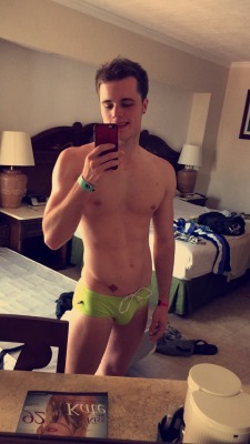 nuts4speedos:  Time for his selfie