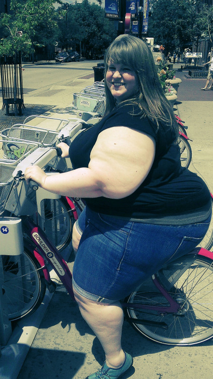 Roxxie out on the town in… Boulder Colorado?!?! Amanda/Foxy Roxxie 53-52-64 46D 5'4" 400 lbs. 182 kg BMI 68.7  	 /- 