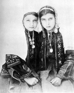 mare-internum:  Girls in Bethlehem costumes, Palestine. 