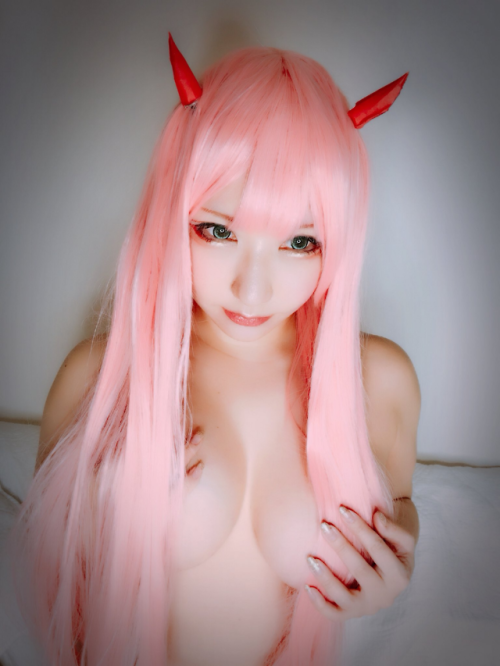 welovecosplaygirls:Darling in the Franxx - Zero Two by Saku Source: We Love Cosplay Girls