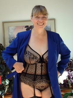 Lady Reba in black lingerie…I think l need to lie down??…