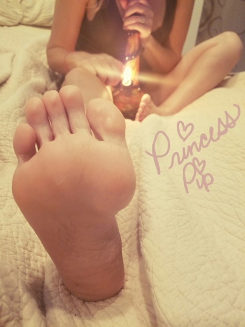 princesspipsperfect10:  It’s 4:20 somewhere