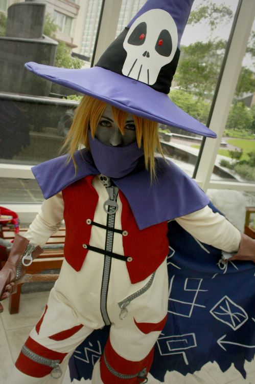 lithefider:  minomotu:  Wizardmon : Digimon  Anime Boston 2013 ================================ Wizardmon : Photographer Shoot part 1 of my wonderful friend Mary in her Wizardmon at AB 2013.  I saw this person and geezus they were amazing…Ilu Wizardmon!