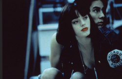 ezequiel-y:  Rose McGowan dans The Doom Generation de Gregg Araki.