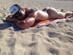 butt-boys:  Beach bubbles.   Hot Naked Male Celebs here. Love