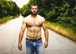redneck417:  PRETTY BOI WALKING  Offer the man a ride.