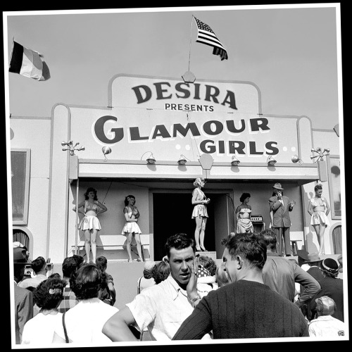 Vintage press photo taken at the 1951 ‘Texas State Fair’ features the Talker working the crowd, as Glamour Girls walk the front of the Bally stage.. I have zero idea who “DESIRA” is,– but I love the design of her Carnival marquee..