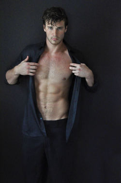 hotbodyboyz:  Derek Theler - Shirtless 