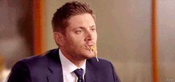laoih:Extremy important gif of Dean eating pasta.