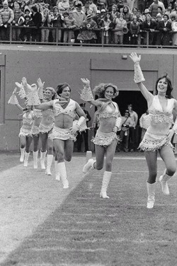 nfloffseason:  Robin Williams with the Broncos cheerleaders in