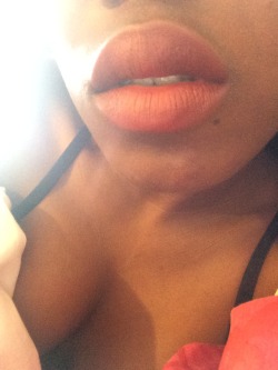 M: Lips 👄, i love look lips