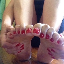 sexyredtoes:  Red nails #manipedi #pedicure #paintednails #redtoes