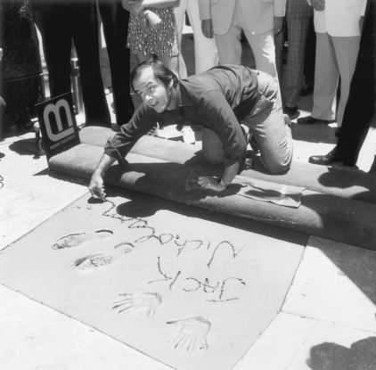 blondebrainpower:  Jack Nicholson kneels down and signs his name