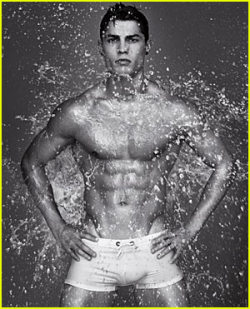(via Cristiano Ronaldo Makes Underwear Splash | Cristiano Ronaldo, Shirtless : Just Jared)