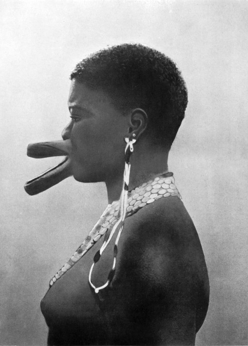Via collection of old photosArtificial deformation.All the women of Sara[-Djingé] tribe have artificial deformation of the lips as a sign of beauty. The effect is produced by piercing the lips and gradually enlarging the holes by inserting wooden discs,