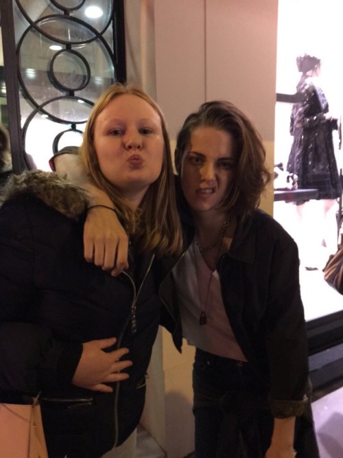 kristenupdates:  With fans in Paris.   Filming “Personal shopper” (oct. 27, 2015)