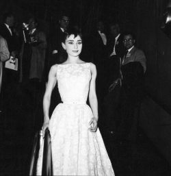 algemesi1:  Audrey Hepburn at the Oscars, 1953