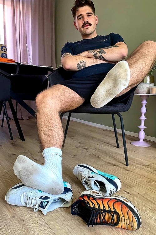 socksandskins:  https://socksandskins.tumblr.com/