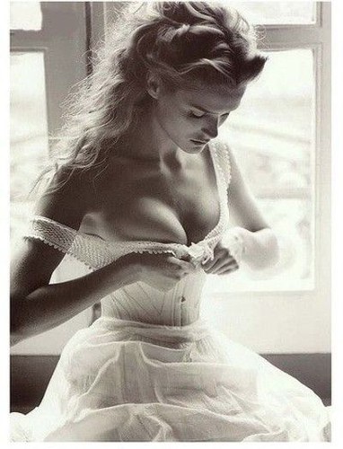 tendernessandtiaras:  Love the detail of her look and her hands and the pressure on her breast as she closes her bodice. 