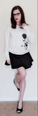 prettycd:  claralove89:  Oversized sweater and a short skirt?