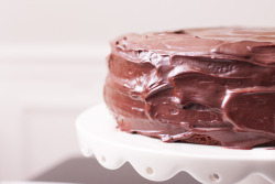 foodffs:  Raspberry-Filled Chocolate Ganache Cake Really nice