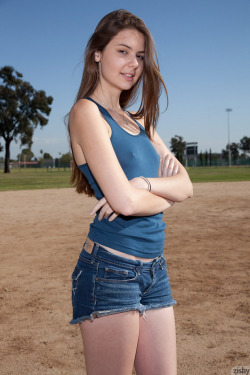 Lindsay Bare Walks In The Park - 32 pics @ Zishy.com. Click for full pictorial.