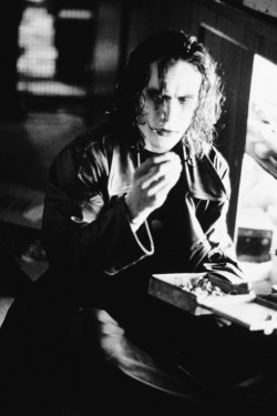 hellyeahhorrormovies:  Brandon Lee as Eric Draven in The Crow,