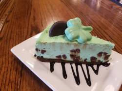 food-porn-diary:  Mint Chocolate Chip Cheesecake with Thin Mint